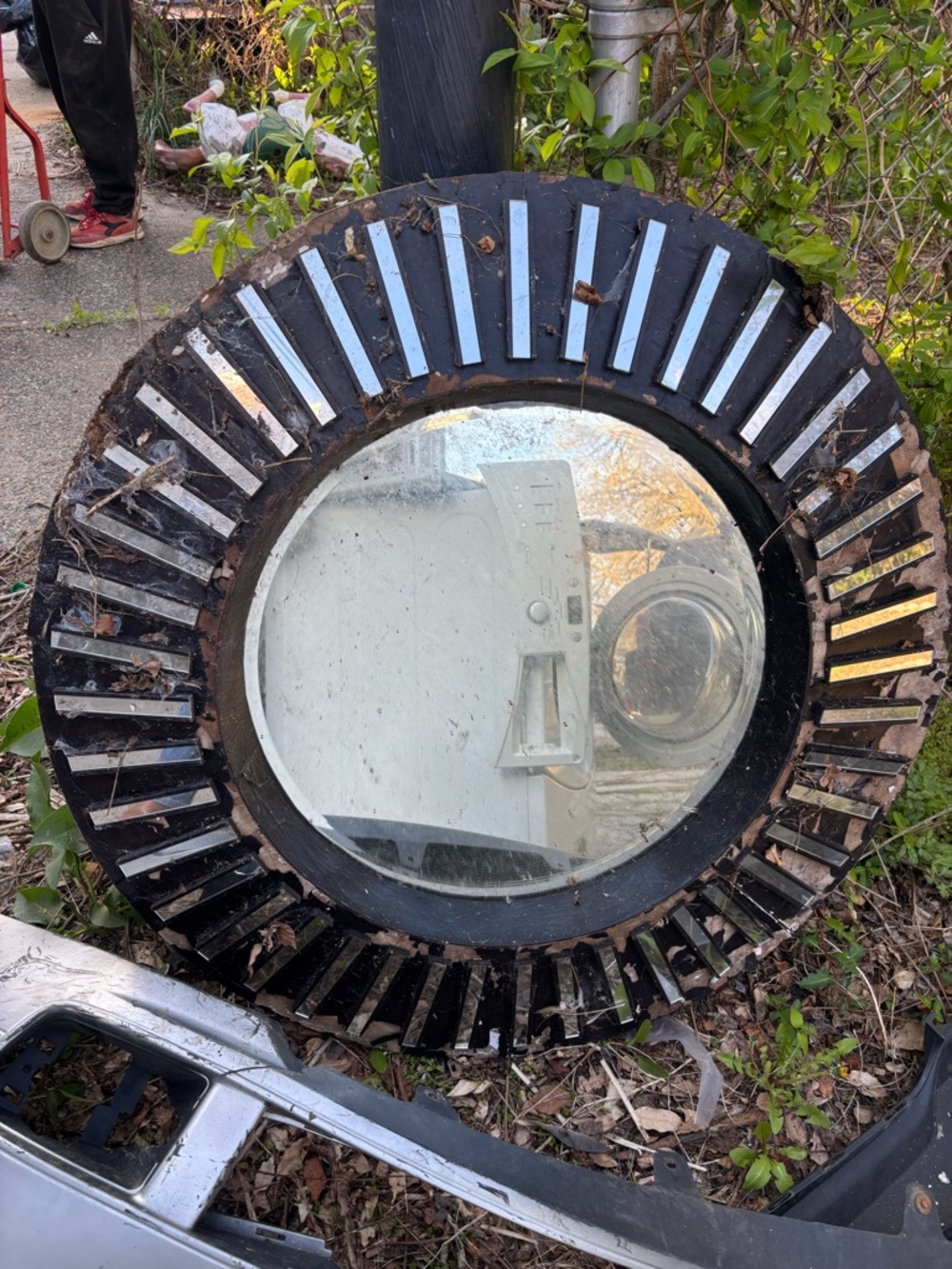 Round Sunburst Wall Mirror in Black